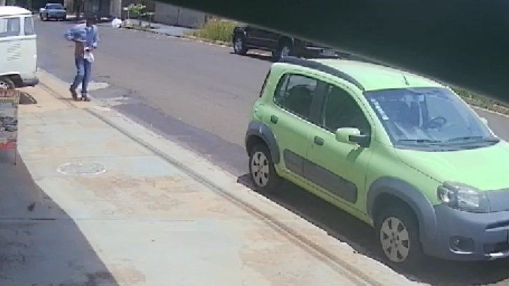 Imagens de câmeras de monitoramento flagraram o assaltante fugindo do local do crime 